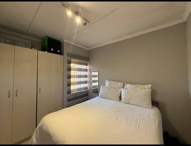 2 BEDROOM APARTMENT FOR SALE IN KEMPTON PARK CENTRAL